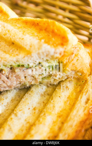 Close up de sandwichs au thon grillé pour le petit déjeuner américain. Banque D'Images