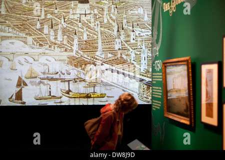 Un visiteur regarde le 'Royal River Power, l'apparat et la Tamise' exposition, qui s'est ouverte au National Maritime Museum de Greenwich, Londres du sud 27 avril 2012. David Starkey guest-vicaires cette grande exposition à l'occasion du Jubilé de diamant de la Reine. 'Royal River' explore la relation entre le monarque, la ville et le peuple tel qu'il a été porté à la vie sur la Tamise. Banque D'Images