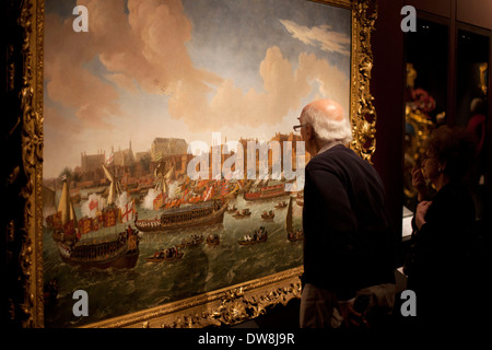 Un visiteur regarde le 'Royal River Power, l'apparat et la Tamise' exposition, qui s'est ouverte au National Maritime Museum de Greenwich, Londres du sud 27 avril 2012. David Starkey guest-vicaires cette grande exposition à l'occasion du Jubilé de diamant de la Reine. 'Royal River' explore la relation entre le monarque, la ville et le peuple tel qu'il a été porté à la vie sur la Tamise. Banque D'Images