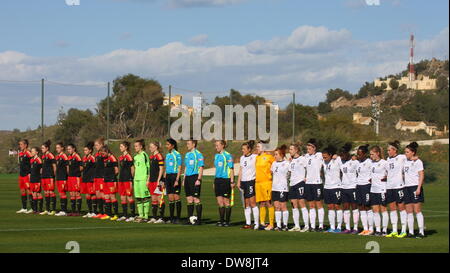 La Manga, en Espagne. 3 mars 2014. Angleterre / Allemagne moins de 23 ans, tournoi de La Manga Club, Espagne. Les équipes et les officiels pour les hymnes nationaux Photo par Tony Henshaw Crédit : Tony Henshaw/Alamy Live News Banque D'Images