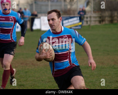 Joueur de rugby amateur qui possède le ballon, Bude, Cornwall, UK Banque D'Images