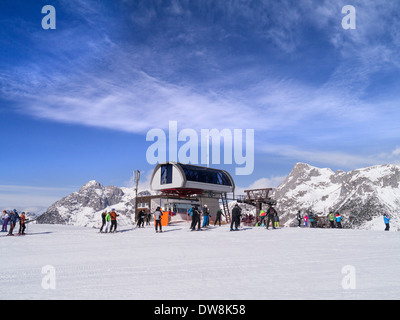 Les skieurs et les montagnes, télésiège, Werfenweng, Salzburg, Autriche, Europe Banque D'Images