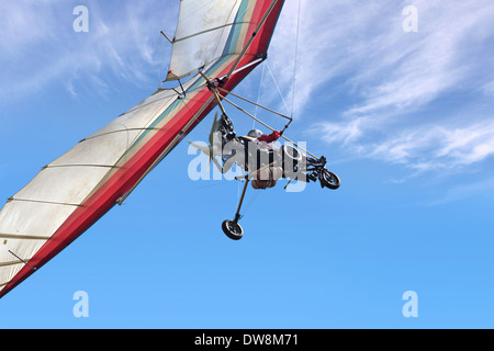 Le deltaplane motorisé dans le ciel bleu Banque D'Images