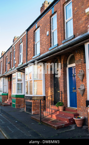 L'extérieur d'une rangée de maisons mitoyennes de style victorien construit en brique à Stretford, Manchester, Angleterre, RU Banque D'Images