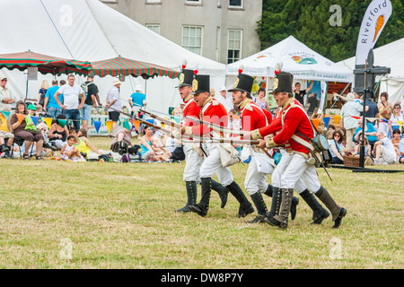 Shugborough Staffordshire Le 31 juillet 2011 : Red Coat hommes habillés en soldats Regency costume militaire reproduisant une bataille responsable Banque D'Images