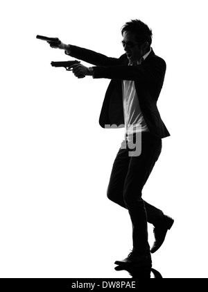 Un homme armé d'Asie en silhouette tueur isolé sur fond blanc Banque D'Images