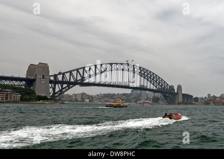 Pont du port de Sydney, alias « The Coathanger », ferry et bateau à grande vitesse, Australie Banque D'Images
