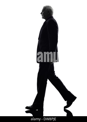 Un portrait Senior Business Man Walking Silhouette Fond blanc Banque D'Images