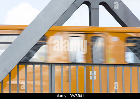 Déménagement rapide métro berlin jaune sur un pont. Banque D'Images