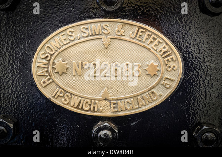 Nom du fabricant plaque fixée à l'ancien moteur à vapeur Ransomes & Jefferies dans années 1900 Banque D'Images