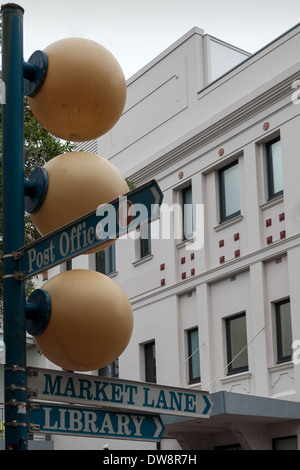 Panneau de rue avec bâtiment art déco, bâtiments historiques, le Corso, Manly, Australie Banque D'Images