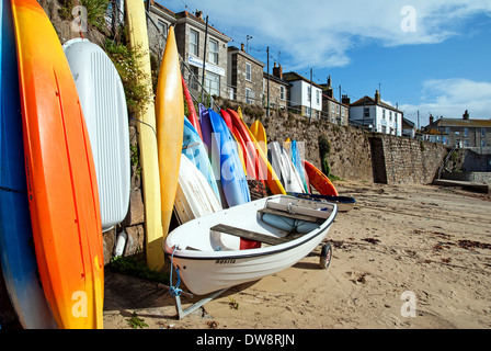 Kayaks sur la plage mousehole à Cornwall, uk Banque D'Images