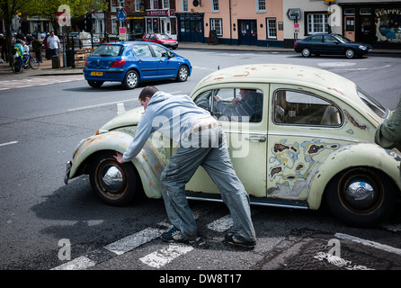 Vieille Volkswagen ayant besoin d'assistance manuelle après une période de stagnation dans le trafic en UK Banque D'Images