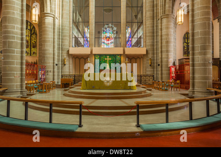 Autel et vitraux dans Cathedral-Victoria de Christchurch, en Colombie-Britannique, Canada. Banque D'Images