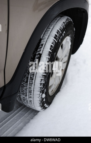 Pneu pneu roue avant droite dans la neige sur une Honda CRV petits VUS toutes roues motrices Banque D'Images