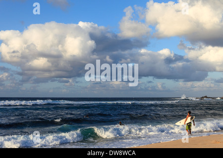 Hookipa Beach surfeurs de Banque D'Images