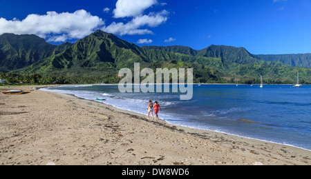 Aux personnes bénéficiant d'une plage d'Hanalei sur Kauai Banque D'Images