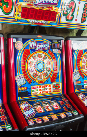 Fruits de couleur vive dans les machines de jeux électroniques dans la jetée de Sandown, Isle of Wight, UK Banque D'Images