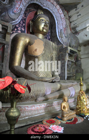 Sri Lanka, Kandy, Gadaladeniya Temple Bouddhiste, statue de Bouddha, Banque D'Images