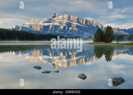 Le mont Rundle reflété dans le lac Two Jack, Banff National Park, Alberta, Canada. Banque D'Images