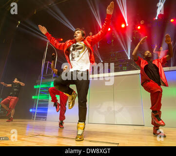 Royal Oak, Michigan, USA. 3e Mar, 2014. La chanteuse pop américaine AUSTIN MAHONE effectuant sur MTV artiste à surveiller au théâtre musical de Royal Oak 2 mars 2014 Crédit : Marc Nader/ZUMA/ZUMAPRESS.com/Alamy fil Live News Banque D'Images