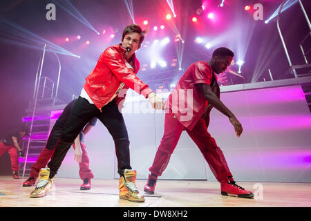 Royal Oak, Michigan, USA. 3e Mar, 2014. La chanteuse pop américaine AUSTIN MAHONE effectuant sur MTV artiste à surveiller au théâtre musical de Royal Oak 2 mars 2014 Crédit : Marc Nader/ZUMA/ZUMAPRESS.com/Alamy fil Live News Banque D'Images