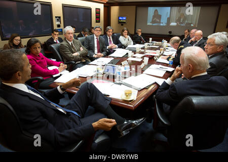 Le président américain Barack Obama convoque une réunion du Conseil de sécurité nationale pour discuter de la crise en Ukraine dans la salle de la Maison Blanche le 3 mars 2014 à Washington, DC. Banque D'Images