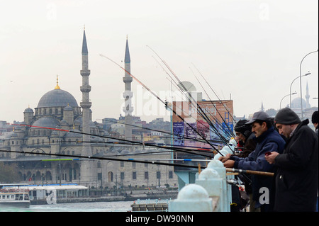 Les pêcheurs sur le pont de Galata à Istanbul. Banque D'Images