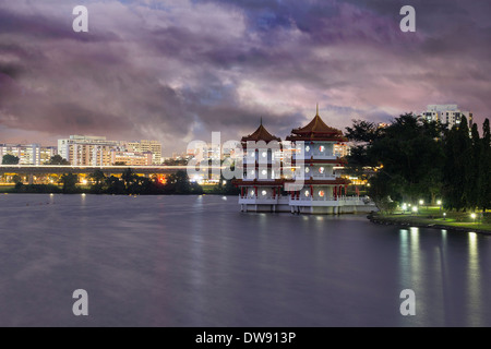 Jardin Chinois de Singapour avec deux pagodes par le lac au crépuscule Banque D'Images