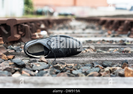 Chaussures abandonnées sur les voies ferrées Banque D'Images