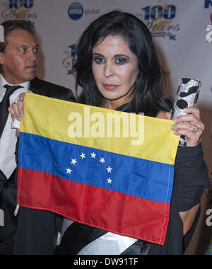 Californie, USA. 2e Mar, 2014. Ancienne Miss Monde 1975 pour le Venezuela, MARIA CONCHITA ALONSO, né à Cuba et a grandi au Venezuela, posés avec le drapeau vénézuélien sur le tapis rouge lors de la nuit de 100 étoiles 2014 Oscar viewing party le dimanche soir au coucher du Soleil Prix du Beverly Hills Hotel. Crédit : David Bro/ZUMAPRESS.com/Alamy Live News Banque D'Images