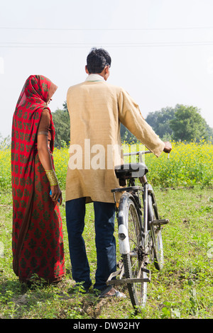 Indian farmer standing avec femme dans farm Banque D'Images