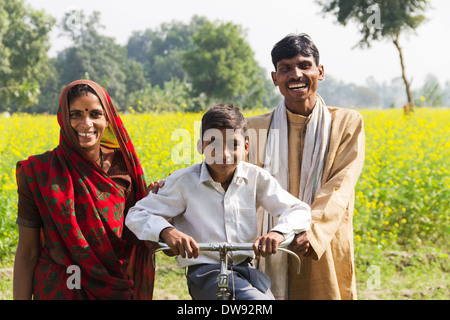 Indian farmer standing avec la famille Banque D'Images