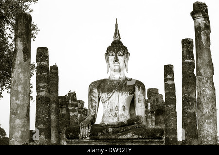 Statue de Bouddha dans le temple Wat Mahathat, Parc historique de Sukhothai, Thaïlande. Photo en noir et blanc. Banque D'Images