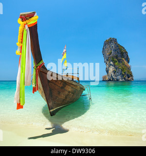 Bateau Longtail au Tropical Beach de l'île de Poda, la mer d'Andaman, Thaïlande Banque D'Images