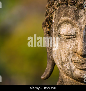 Tête de Bouddha en pierre statue close-up Banque D'Images