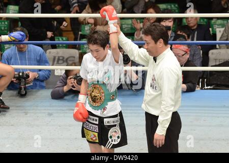 Tokyo, Japon. 3e Mar, 2014. Momo Koseki (JPN) Boxing : Momo Koseki du Japon célèbre sa bvictory atomweight au cours de la WBC la boxe féminine title bout à Tokyo, au Japon . Credit : Hiroaki Yamaguchi/AFLO/Alamy Live News Banque D'Images