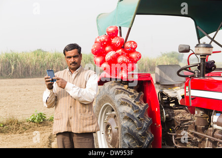 1 Indian farmer Standing dans l'avant du tracteur Banque D'Images