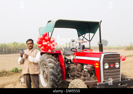 1 Indian farmer Standing dans l'avant du tracteur Banque D'Images