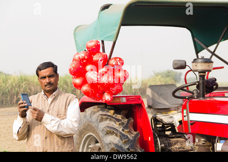 1 Indian farmer Standing dans l'avant du tracteur Banque D'Images