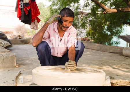 1 villageois indiens faire parler et pots Banque D'Images