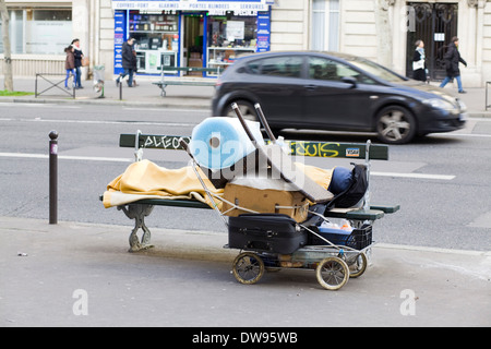 Une personne dans la rue sur un banc de la rue à Paris France