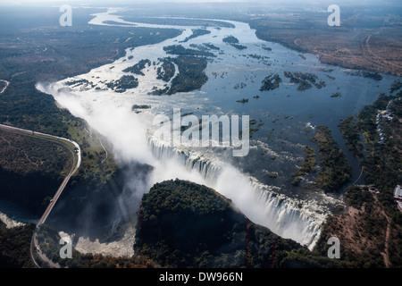 Vue aérienne, Victoria Falls avec le Pont de Victoria Falls sur la rivière Zambèze, Livingstone, Zambie Banque D'Images