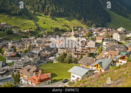 Vue sur le village d''Ischgl, vallée de Paznau, Tyrol, Autriche Banque D'Images