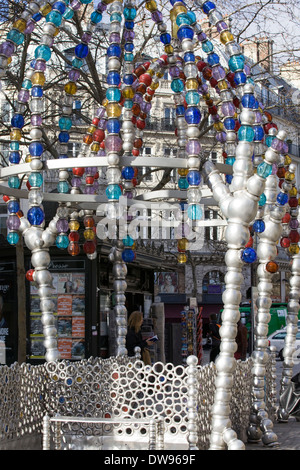 Le travail sur l'artiste Otoniel de métro Palais Royal Louvre "Kiosque des noctambules" Kiosque de la nuit les marcheurs Banque D'Images
