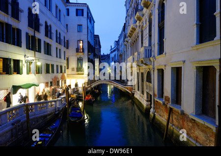 Crépuscule sur le Rio de Palazzo o de Canonica, San Marco, Venise, Vénétie, Italie Banque D'Images