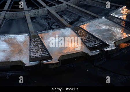 On verse de l'argent liquide dans des moules, Doe Run ironworks, La Oroya, Junín, Pérou Banque D'Images