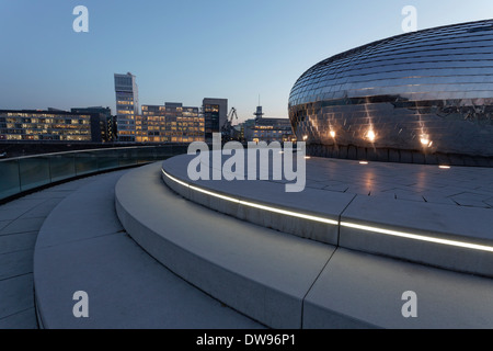 Skyline et futuriste pavillon avec une façade en miroir, Hyatt Regency bar de l'hôtel 'le caillou' à l'heure bleue, port des médias Banque D'Images