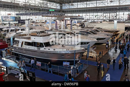 Megayachts à moteur sur l'affichage dans un hall d'exposition, Boot Düsseldorf, Düsseldorf, Rhénanie du Nord-Westphalie, Allemagne Banque D'Images