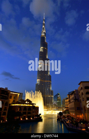 L'eau de nuit concert de la fontaine de Dubaï au lac Burj Khalifa en face de Downtown Burj Khalifa, à Dubaï, Émirats Arabes Unis Banque D'Images